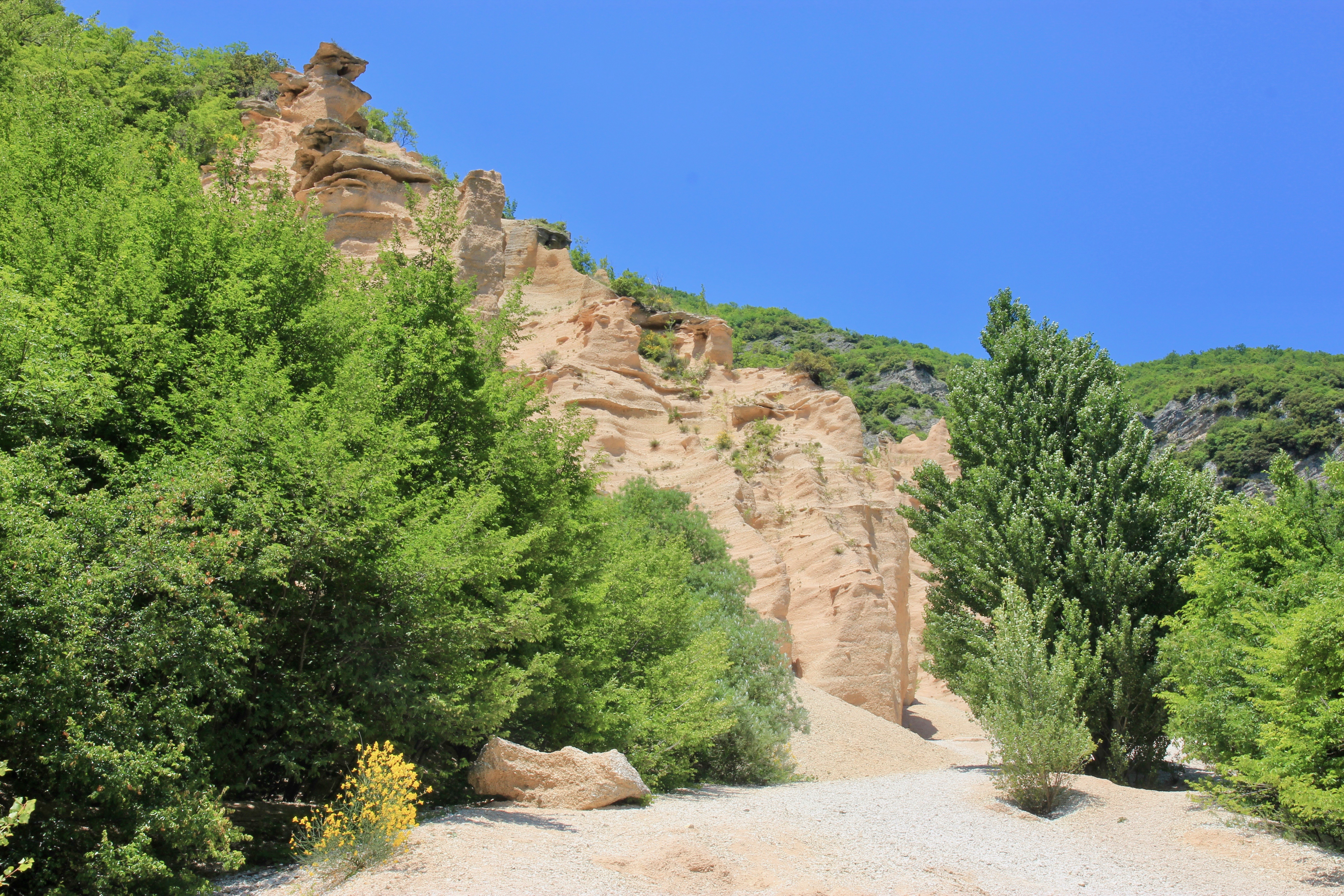 Il lago di Fiastra e le Lame Rosse
