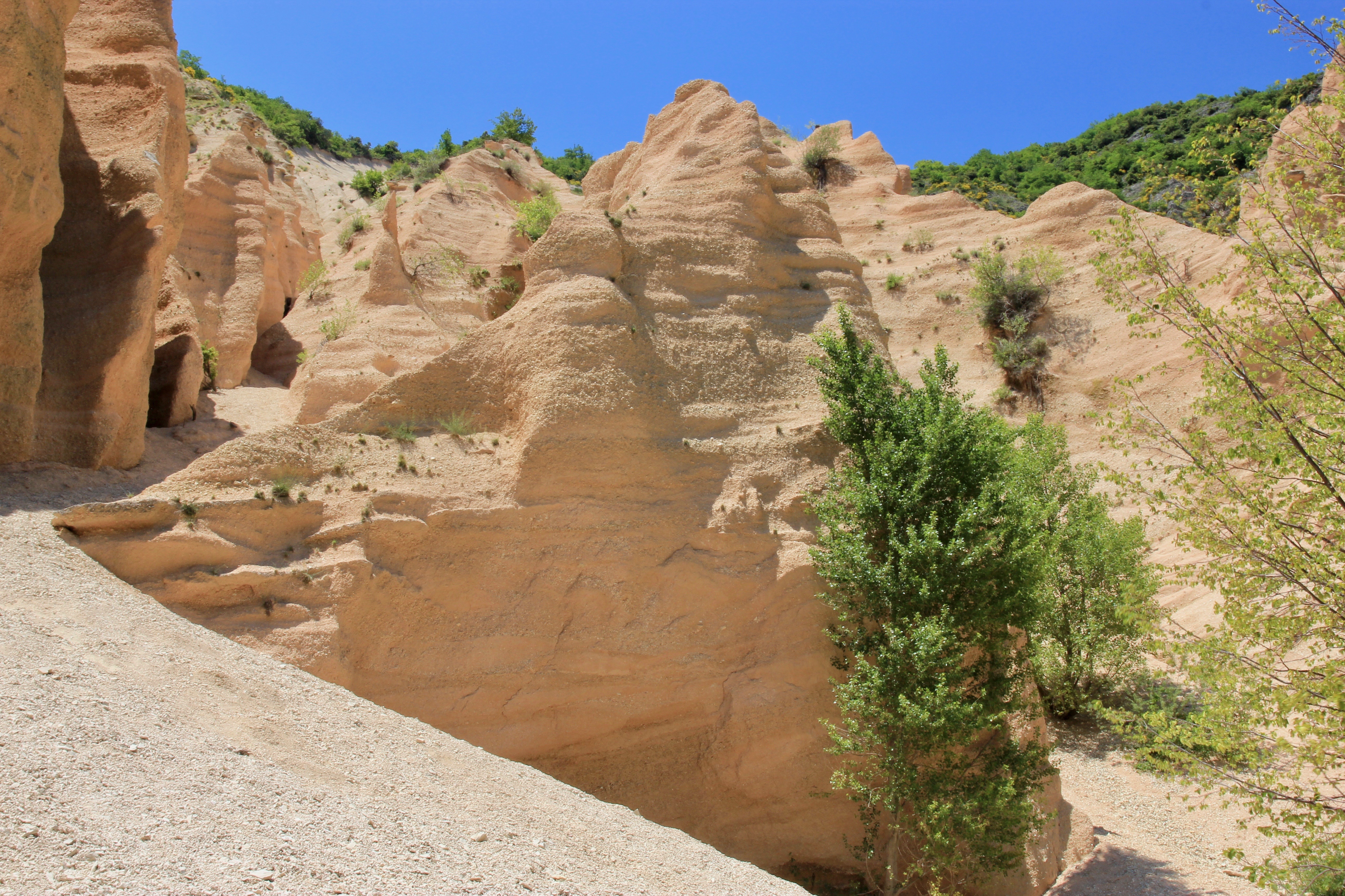 Il lago di Fiastra e le Lame Rosse