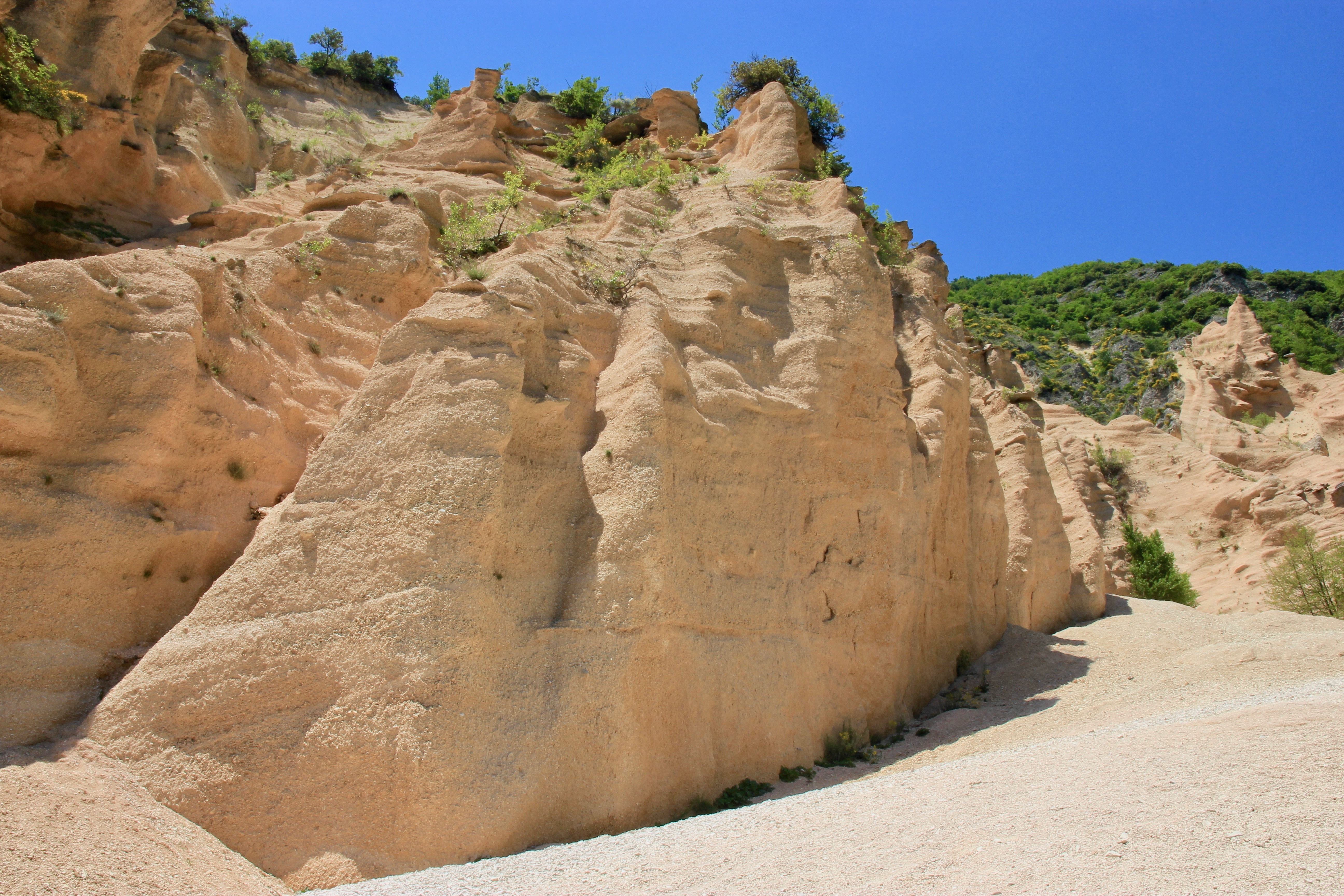 Il lago di Fiastra e le Lame Rosse