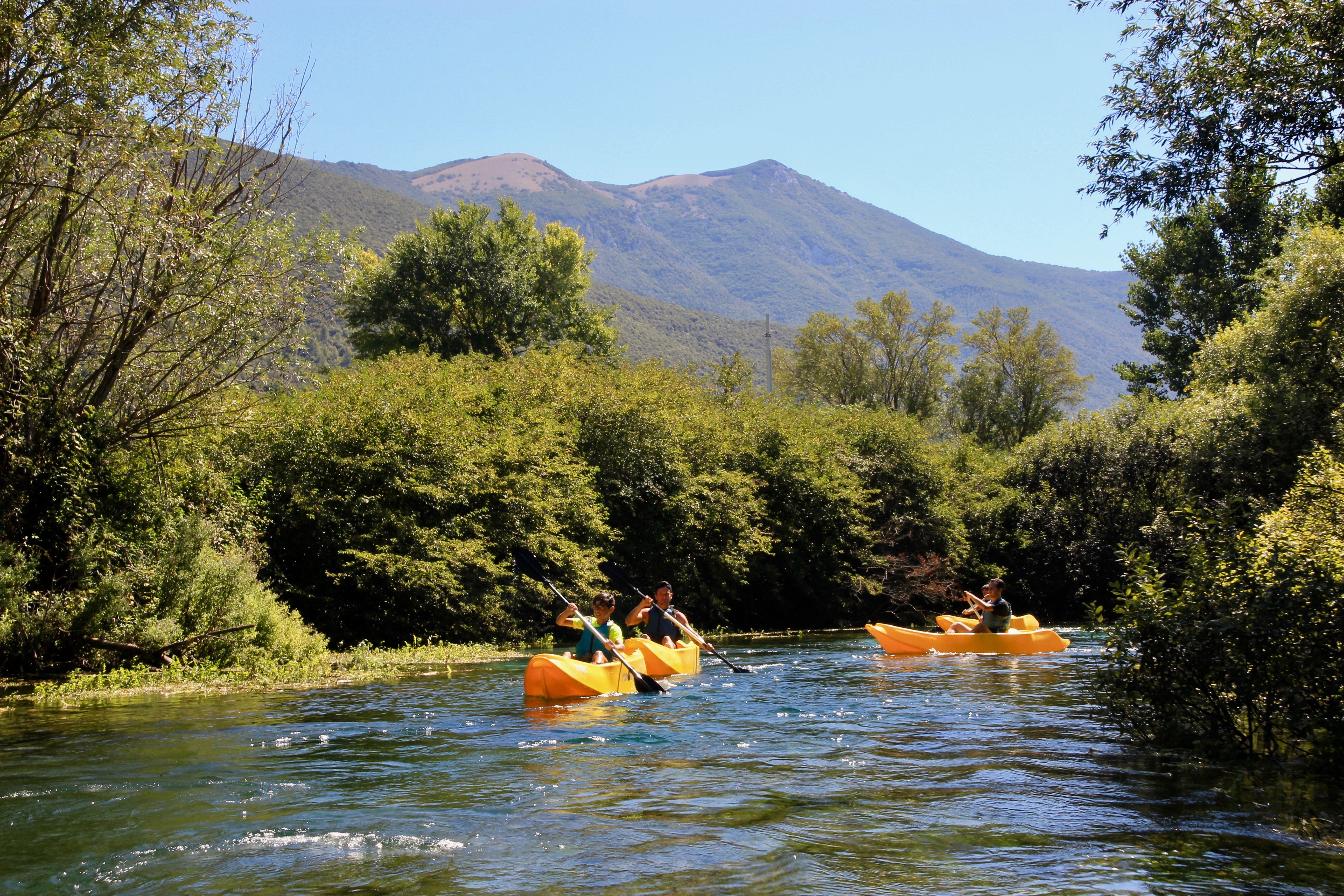 In canoa lungo il fiume Tirino